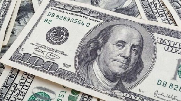 الدولار يواصل التراجع ويستقر دون 50 جنيهًا في البنوك اليوم