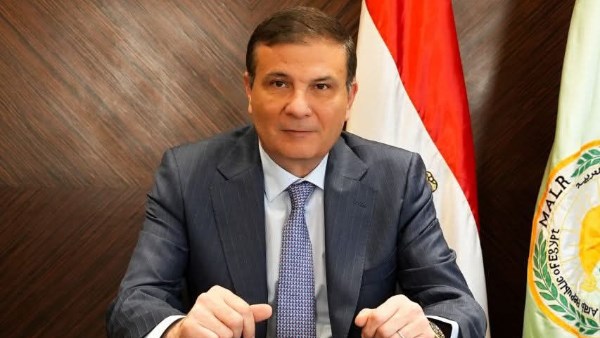 وزير الزراعة يوجه باستمرار صرف الأسمدة المدعمة على مدار 24 ساعة داخل الجمعيات الزراعية