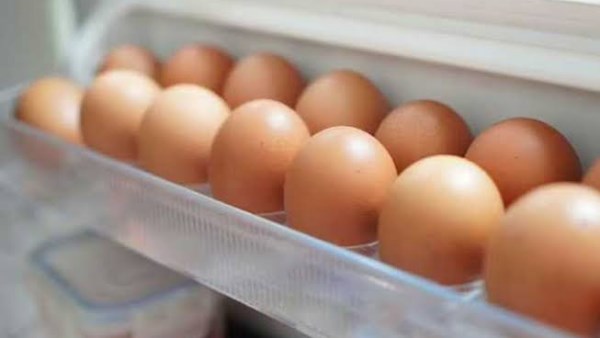 لماذا لا يُنصح بحفظ البيض في باب الثلاجة؟