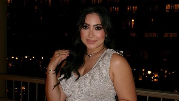 بوسي تخطف الأنظار بإطلالة أنيقة في العرض الخاص لفيلم “خلي بالك من نفسك”