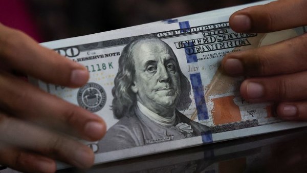 الدولار يسجل أعلى مستوى في 13 شهرًا مع تصاعد رهانات رفع الفائدة الأمريكية