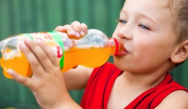 أضرار تناول المشروبات الغازية بالنسبة للأطفال