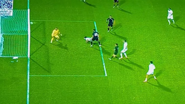 آدم كايد يضيع فرصة “تسديدة العقرب” أمام بتروجيت