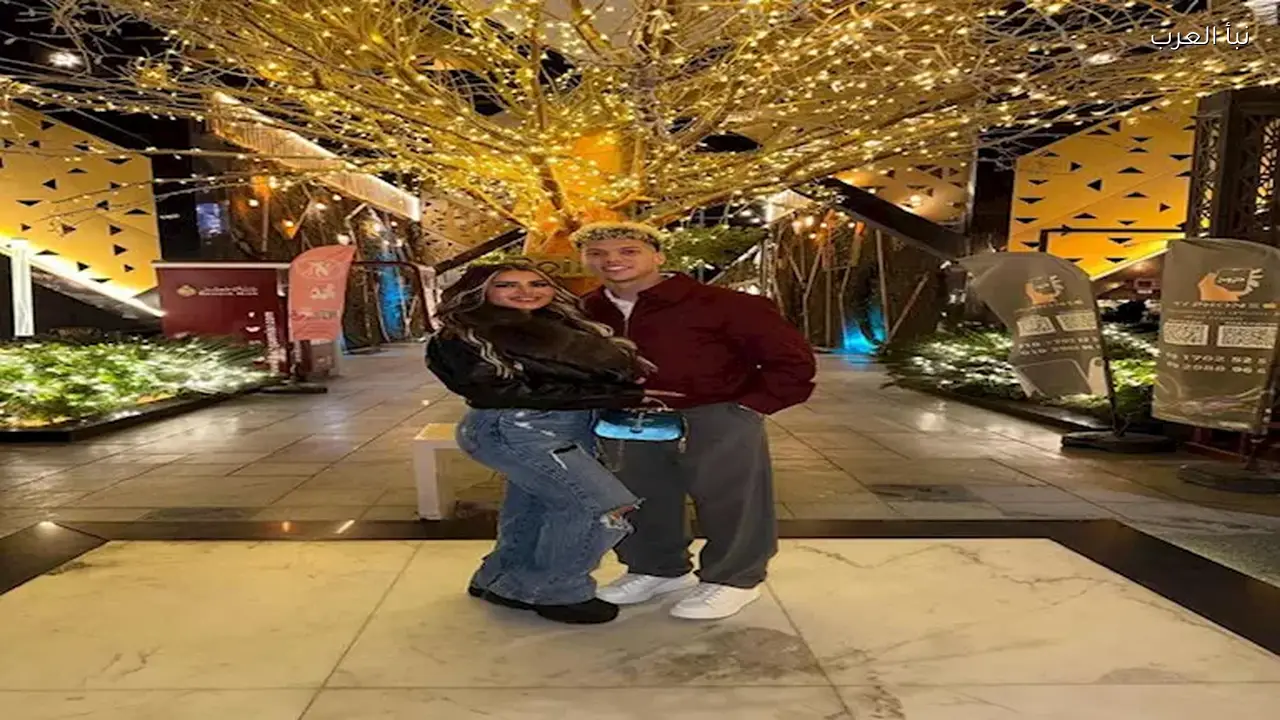 إمام عاشور ينشر صورًا رومانسية مع زوجته