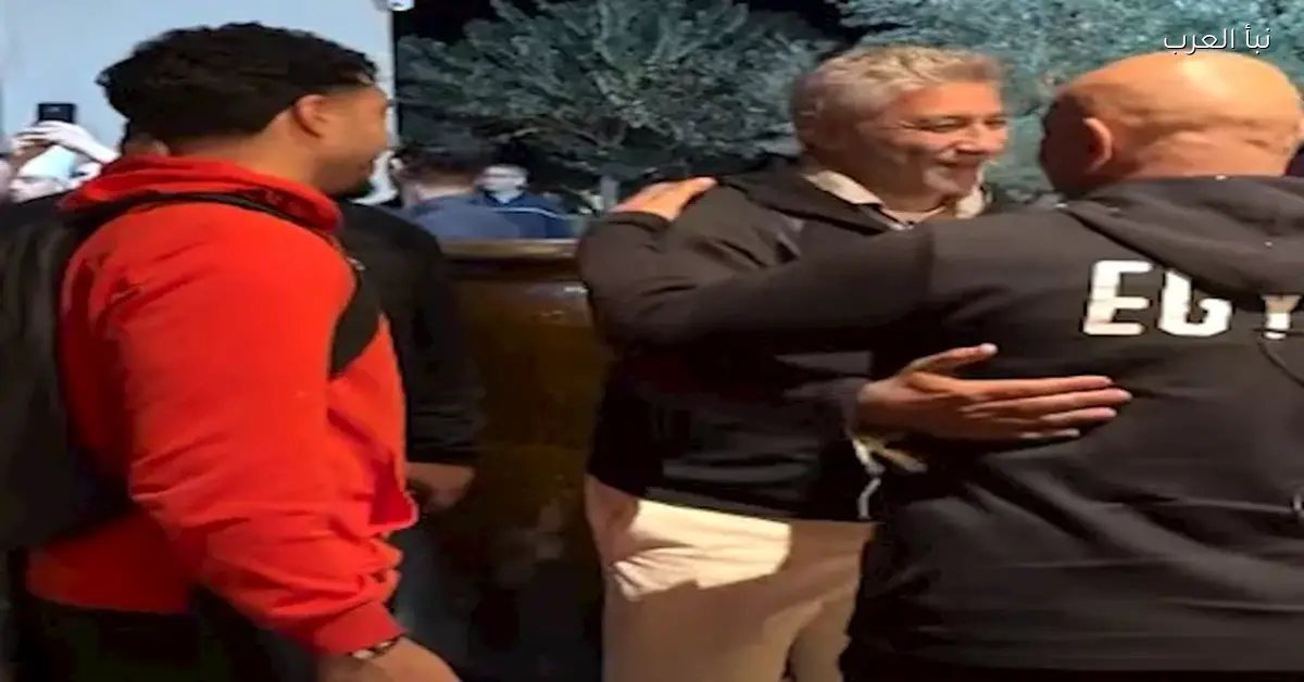 احتفال عمر مرموش مع والد خطيبته بعد الفوز على كوت ديفوار بحضور حسام حسن في 10 صور