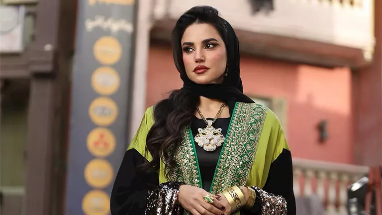 “المعلمة ميادة الديناري تتألق بالعباءة في كواليس علي كلاي”