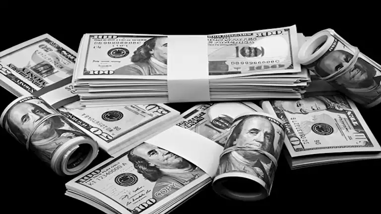 تراجع الدولار عالميًا: هل يفضل الأفراد العملات البديلة؟