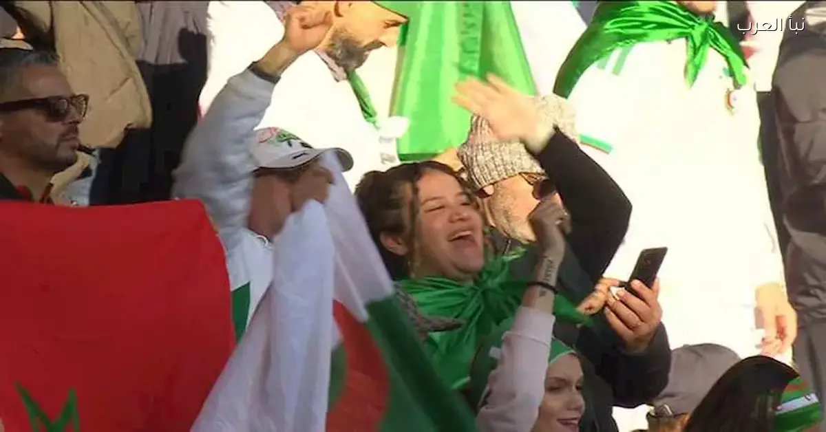 جماهير الجزائر ترفع علم مصر في لفتة مميزة خلال مباراة الكونغو الديمقراطية