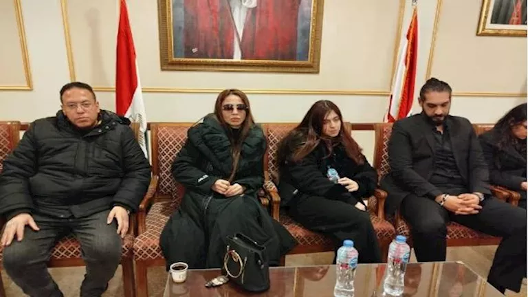 دوللي شاهين تمازح الصحفيين خلال عزاء والدتها بكنيسة مار يوسف