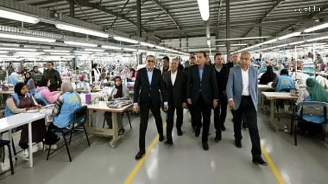 رئيس الوزراء يزور مصنع الجيزة للملابس الجاهزة في المنيا