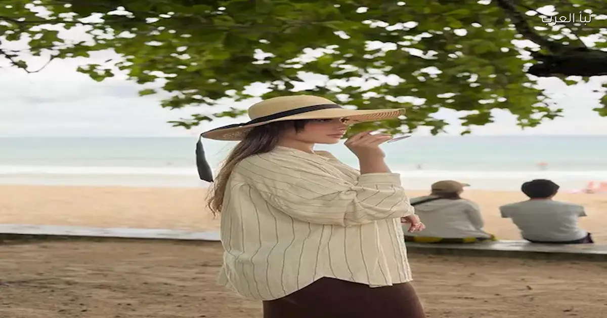 زوجة محمد النني الثانية تشارك صورة لها مع نجلها أثناء قضاء وقت في البحر