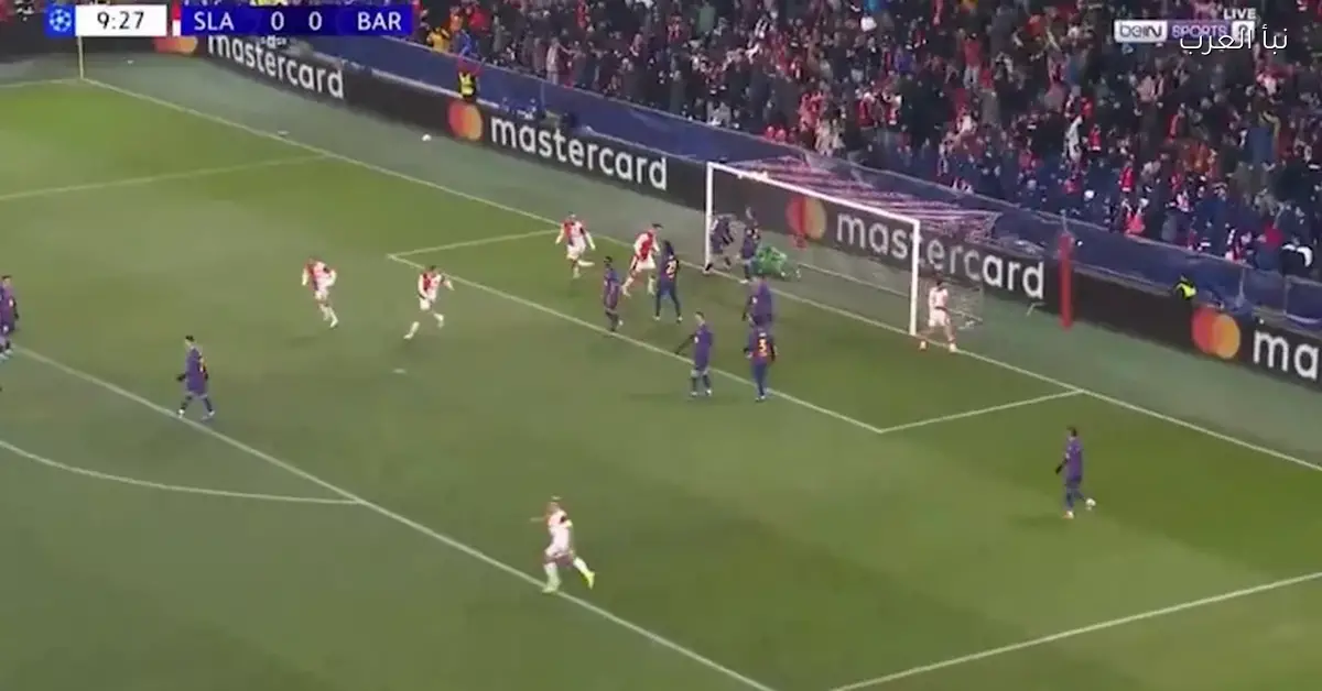 سلافيا براج يسجل هدفا في مرمى برشلونة بدوري أبطال أوروبا