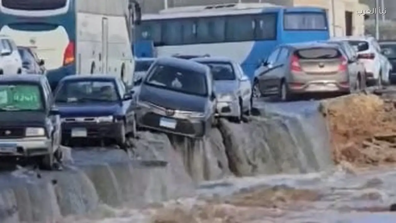 كسر ماسورة مياه قرب مسجد المشير بالتجمع ومعرض الكتاب بعيد عن الحادث