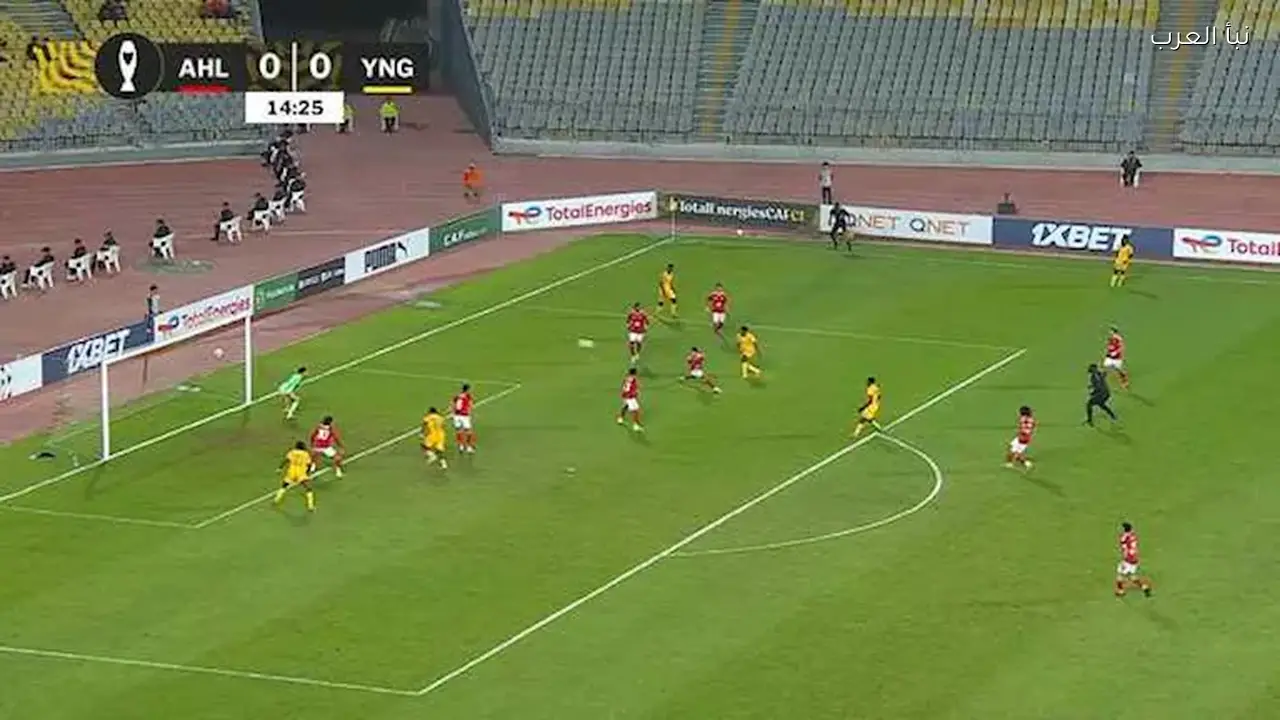 لقطة طريفة تجمع ثنائي الأهلي خلال مواجهة يانج أفريكانز في دوري أبطال أفريقيا