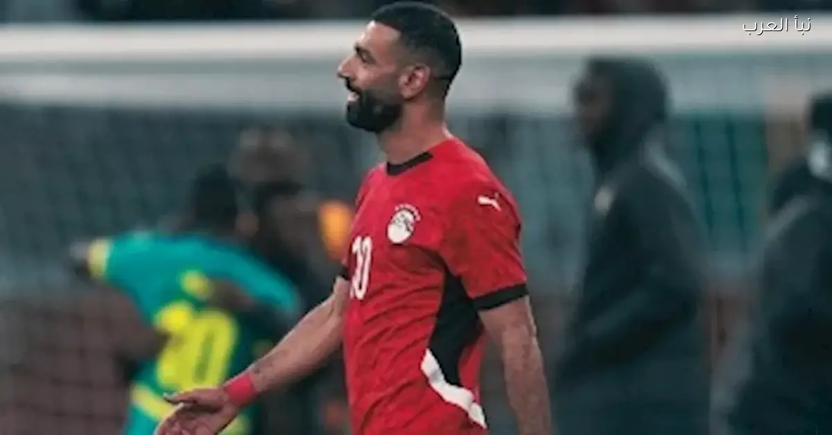 محمد صلاح يتفاعل مع طفل في مدينة طنجة في لقطة إنسانية مؤثرة