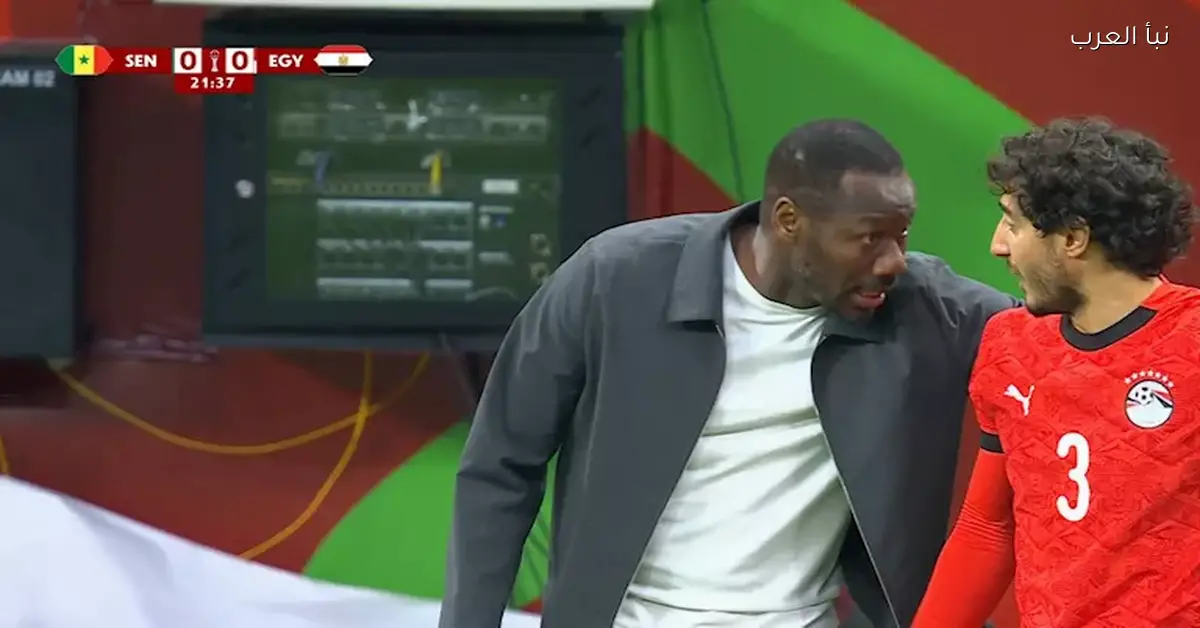 مدرب منتخب السنغال يثير الجدل بلقطة مع محمد هاني في الشوط الأول
