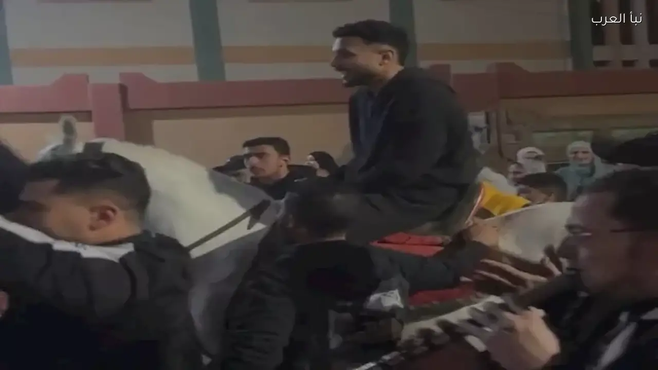 هادي رياض يحتفل مع عائلته وأصدقائه بعد انتقاله للأهلي