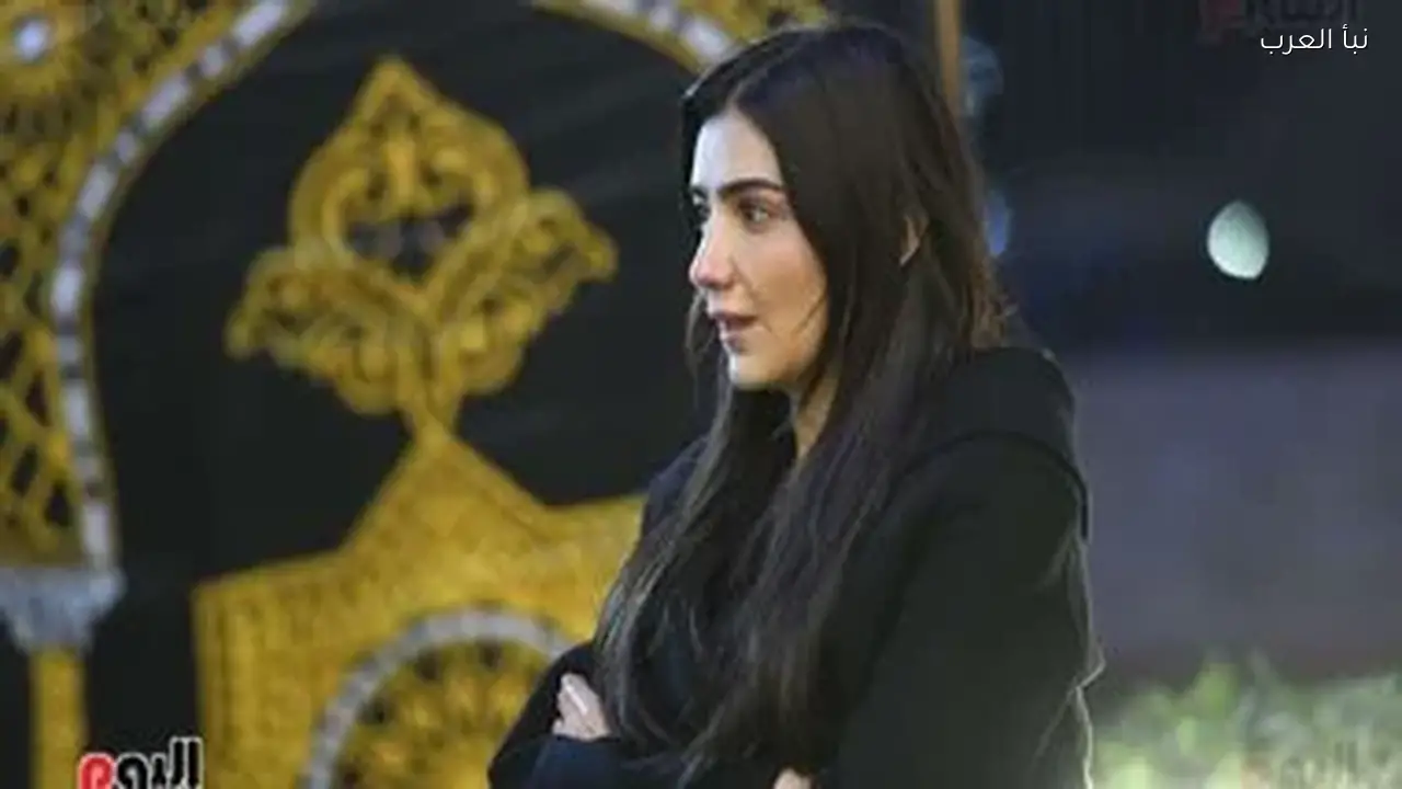 محمد سامى يواسى والدة زوجته مى عمر في عزاء والدها