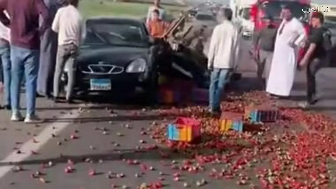 إعادة فتح طريق شبرا بنها الحر بعد انقلاب سيارة نقل بالفراولة