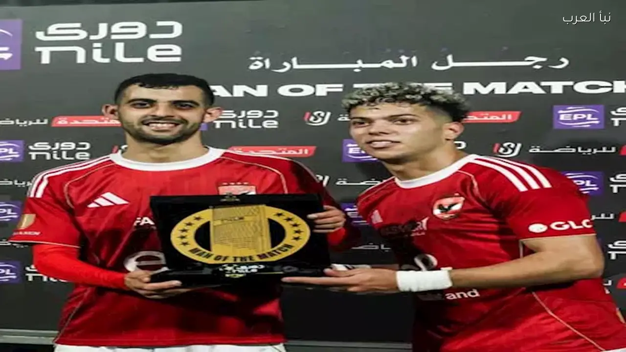 إمام عاشور يتوج بجائزة الأفضل ويهديها لزميله