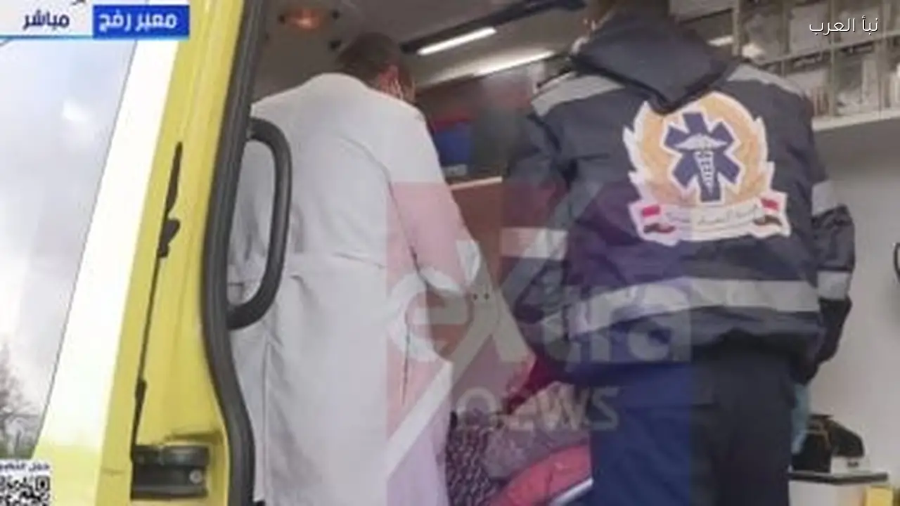 استقبال أول حالتين فلسطينيتين عبر معبر رفح في اليوم الثاني من فتحه