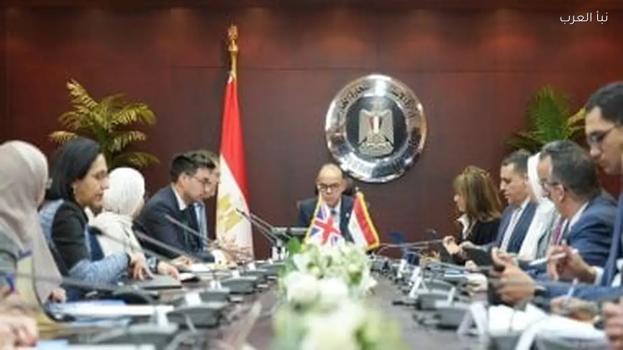 السفير البريطاني يبحث تعزيز الشراكة الاقتصادية مع وزير الاستثمار اليوم