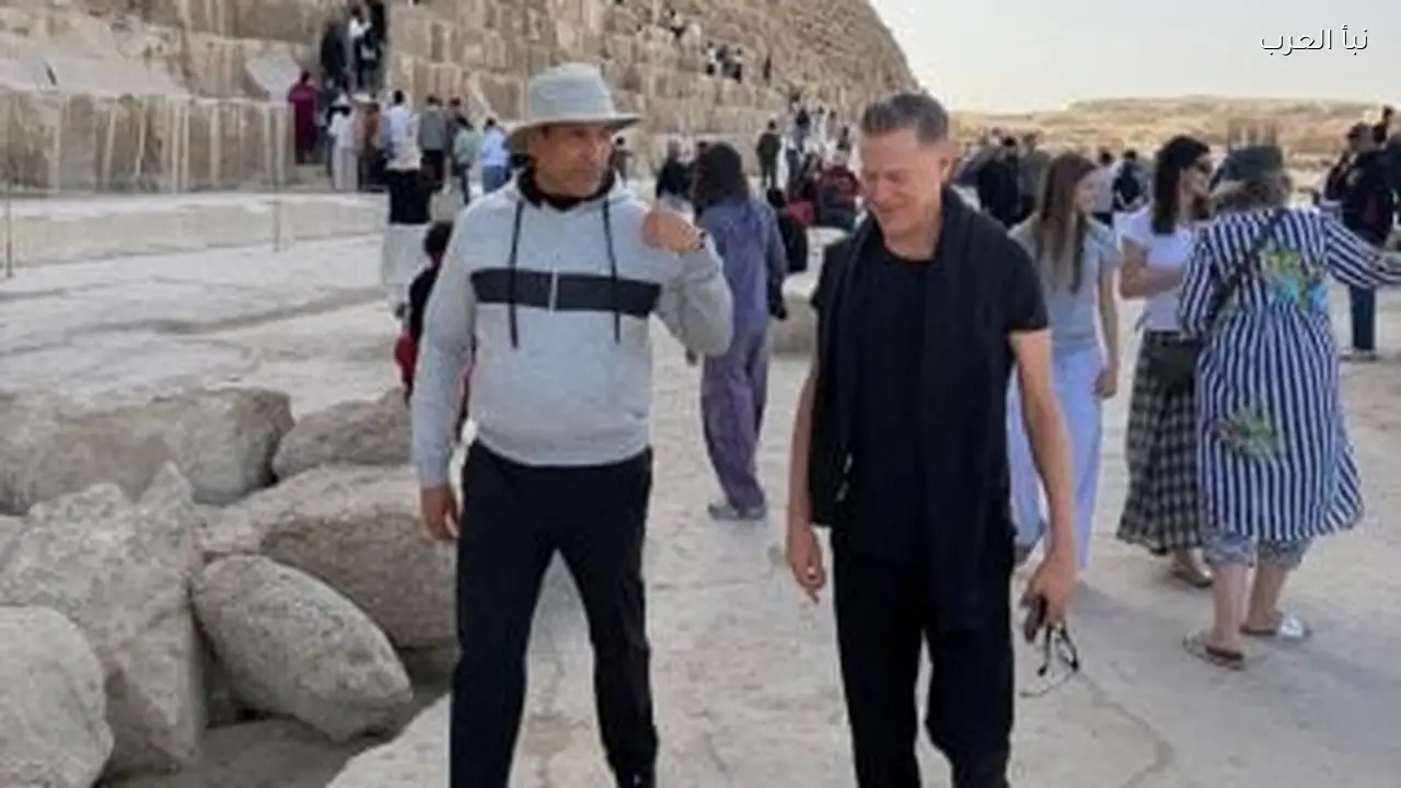 براين آدمز وعائلته يزورون أهرامات الجيزة