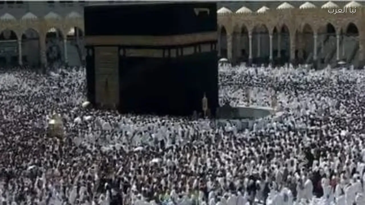 جموع المصلين تتوافد إلى الحرم لصلاة آخر جمعة من شعبان