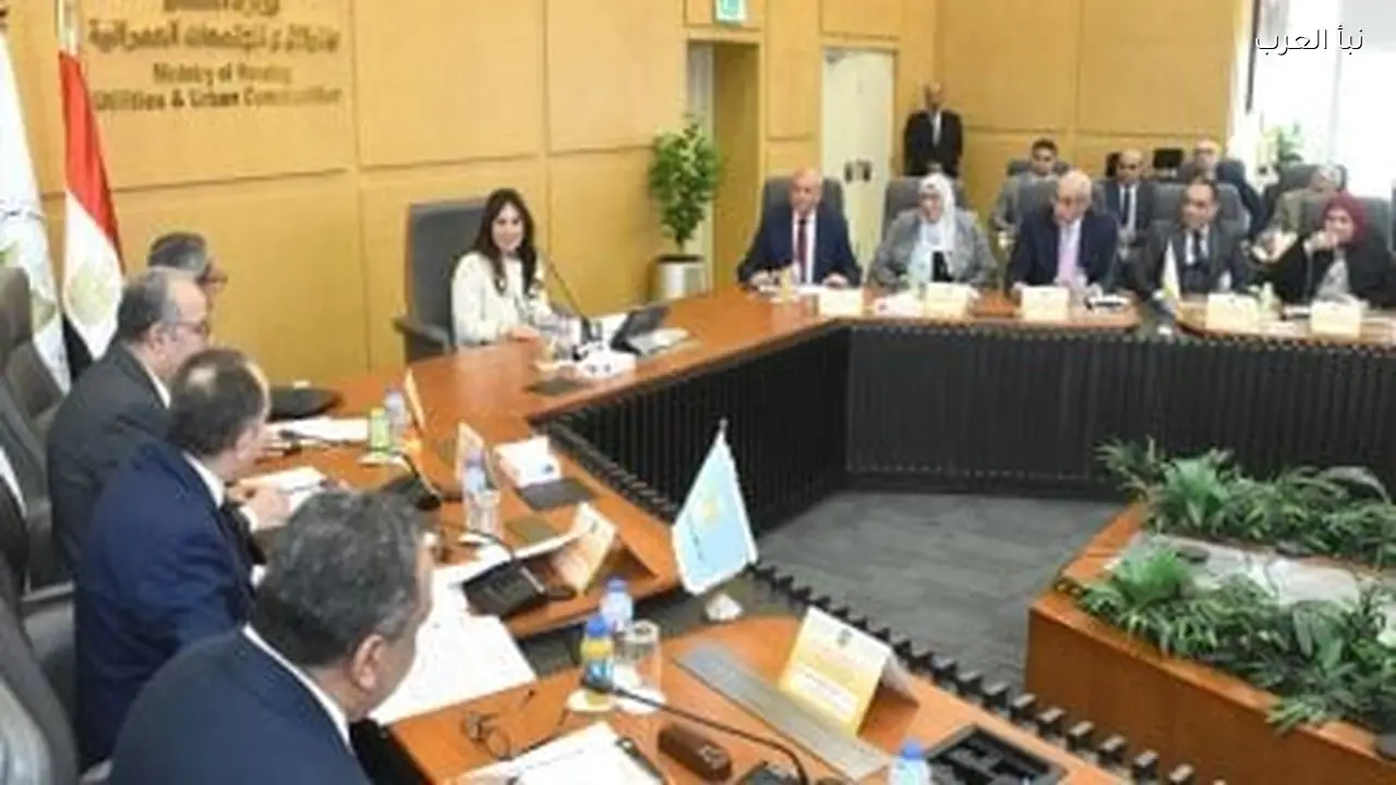 رئيس المقاولون العرب يسلم وزير الإسكان التقرير السنوي للشركة