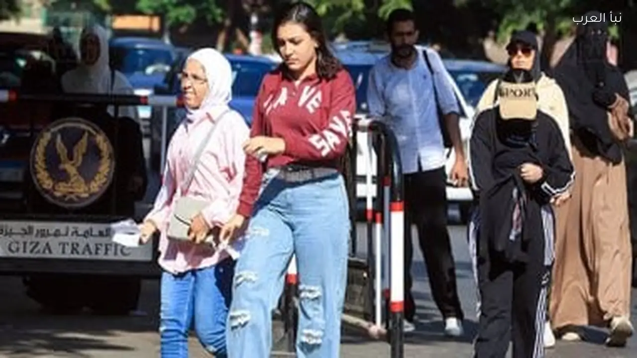 طلاب الثانوية العامة يسلمون استمارة الامتحان للمدارس الأسبوع المقبل