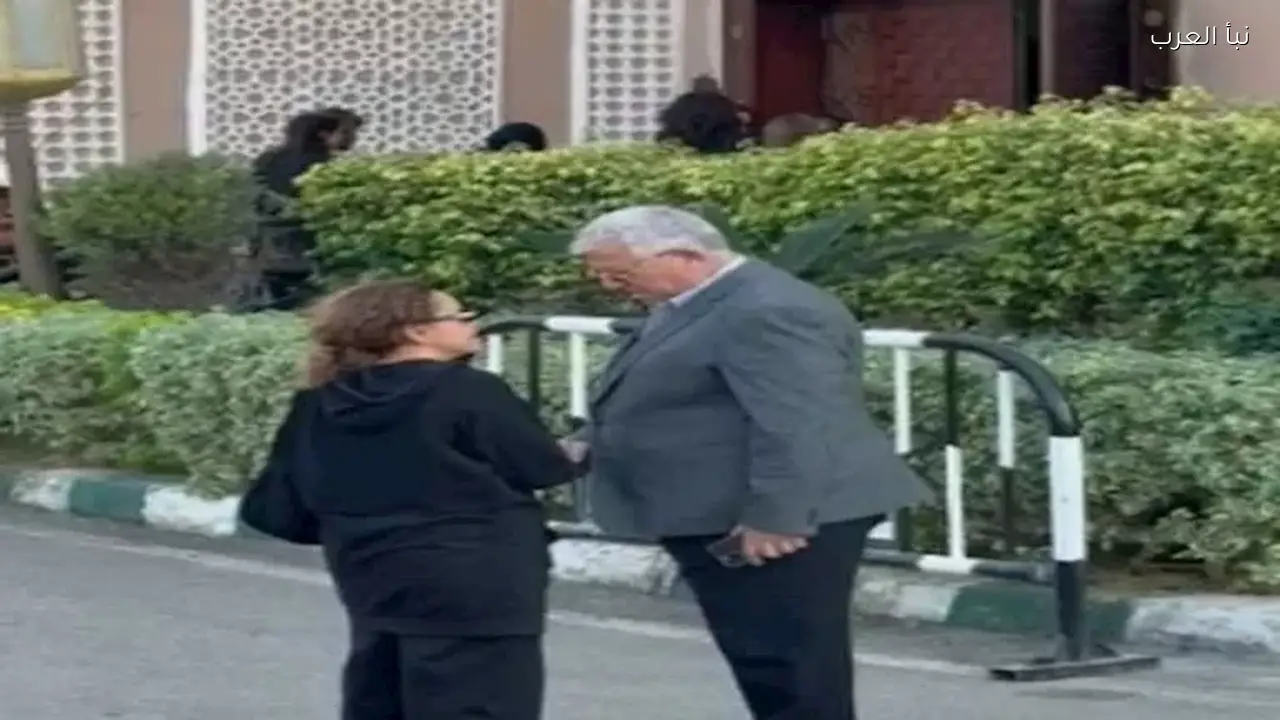 علا رشدي تصل مسجد الشرطة بالشيخ زايد لتشييع والدها