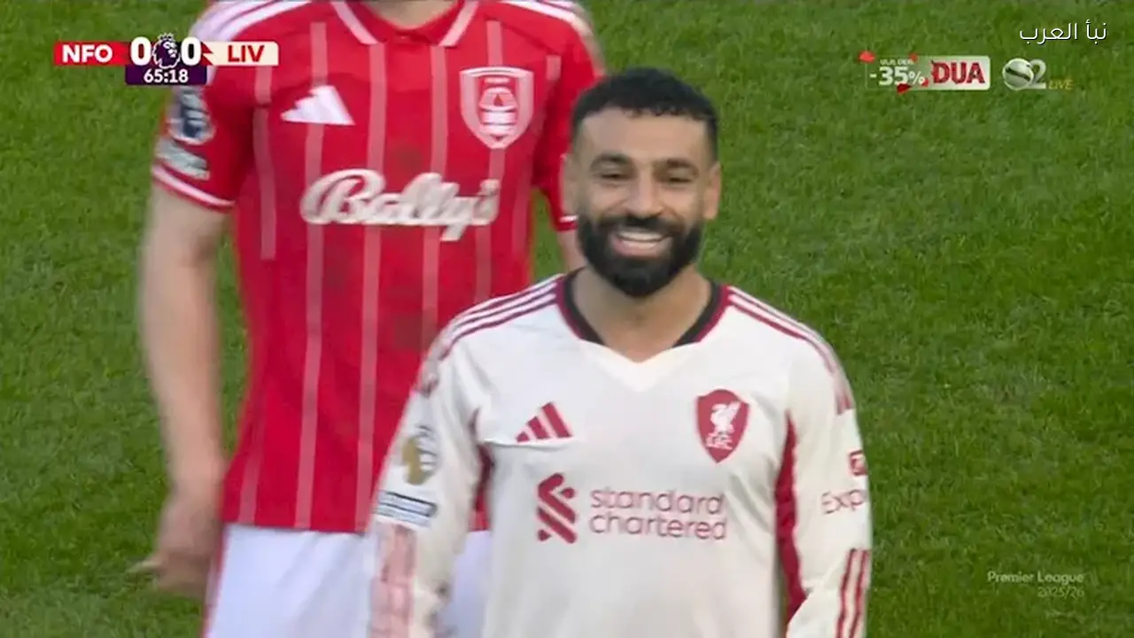 محمد صلاح يبتسم بعد استبداله أمام نوتينجهام