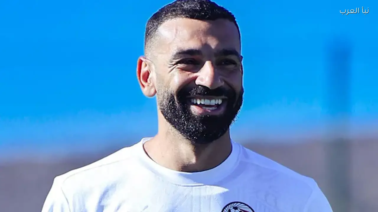 محمد صلاح يكشف عن خزانة بطولاته في منزله بميرسيسايد