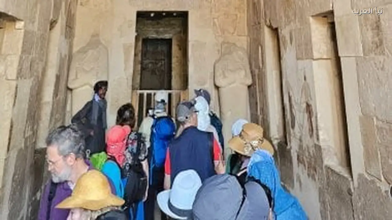 معبد حتشبسوت بالأقصر يجذب السياح بنقوشه المدهشة يوميًا