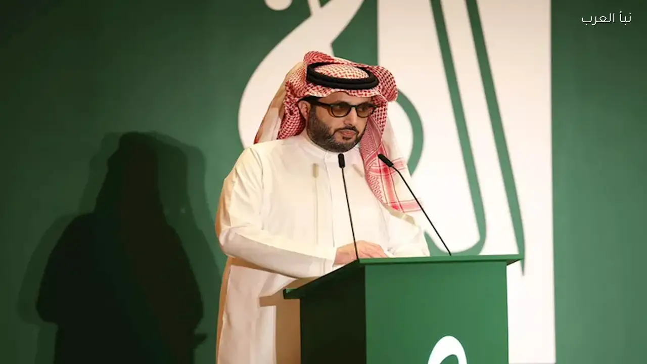 تركي آل الشيخ يمدد عرض مسرحية “ماتصغروناش” لأكرم حسني بسبب الإقبال الجماهيري