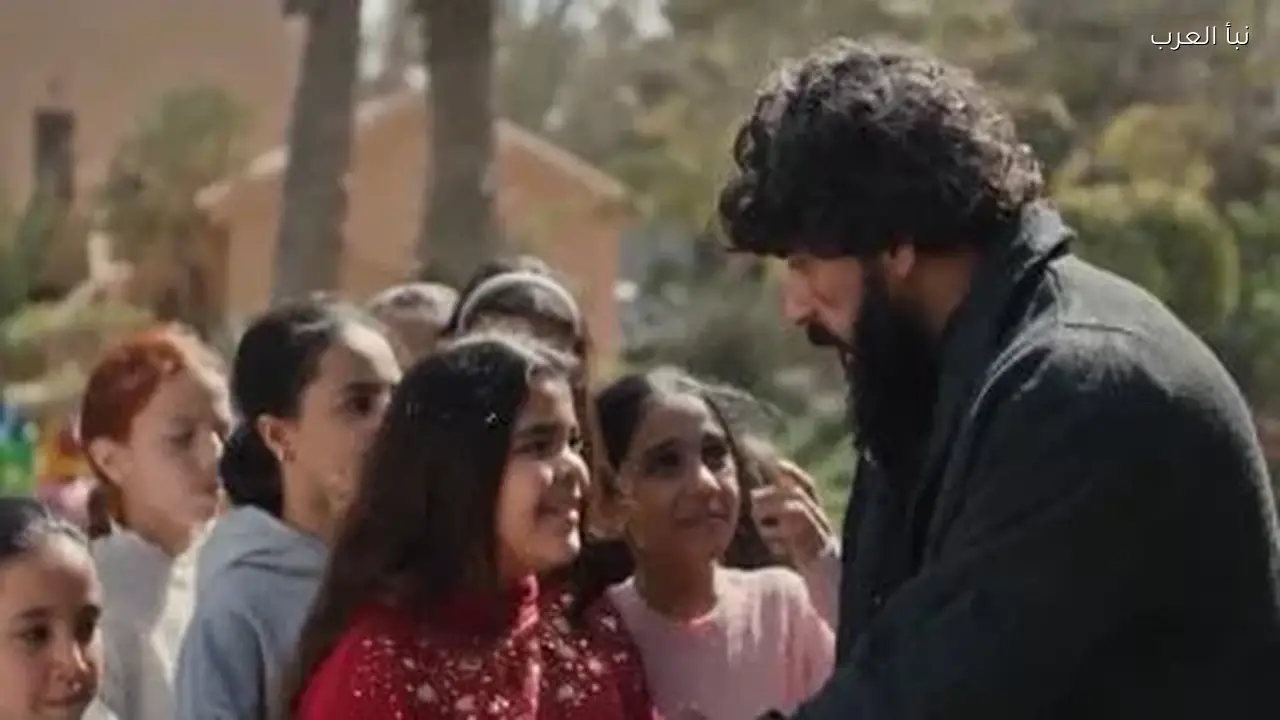 أحمد العوضي يحتضن الأطفال في دار الأيتام خلال الحلقة 24 من “على كلاي”