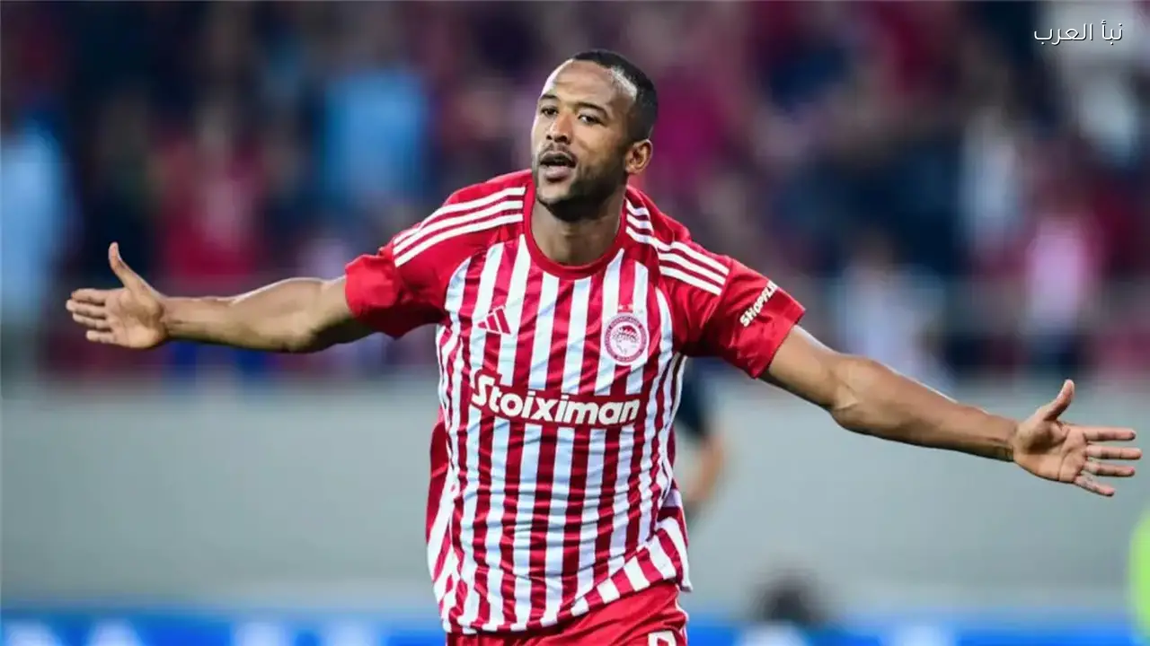 أولمبياكوس يضمن بقاء أيوب الكعبي بعقد جديد رغم العروض المغرية