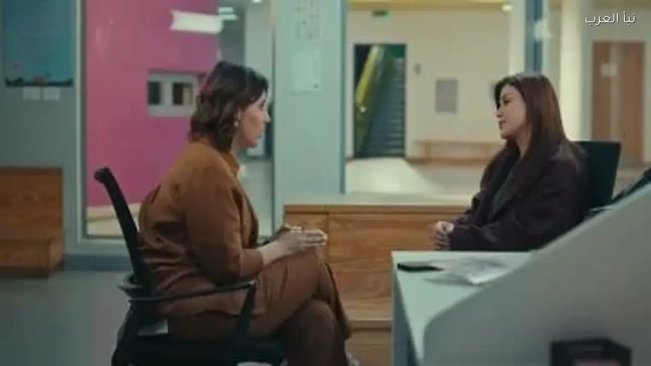 اللون الأزرق الحلقة 13 توتر العلاقة بين الدكتورة فريدة وابنها زياد بسبب والده