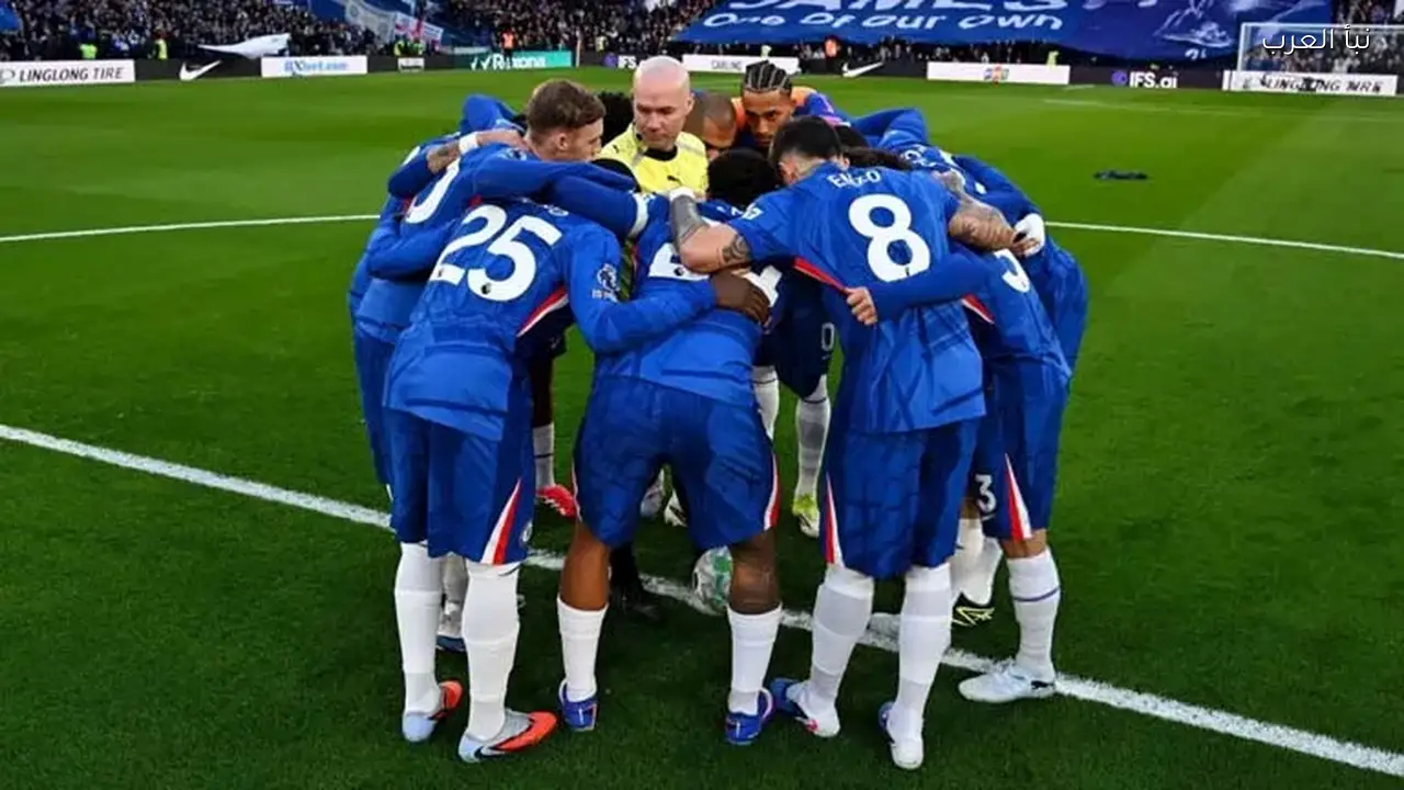 تشيلسي يتجمع حول الحكم بول تيرني خلال مباراة اليوم