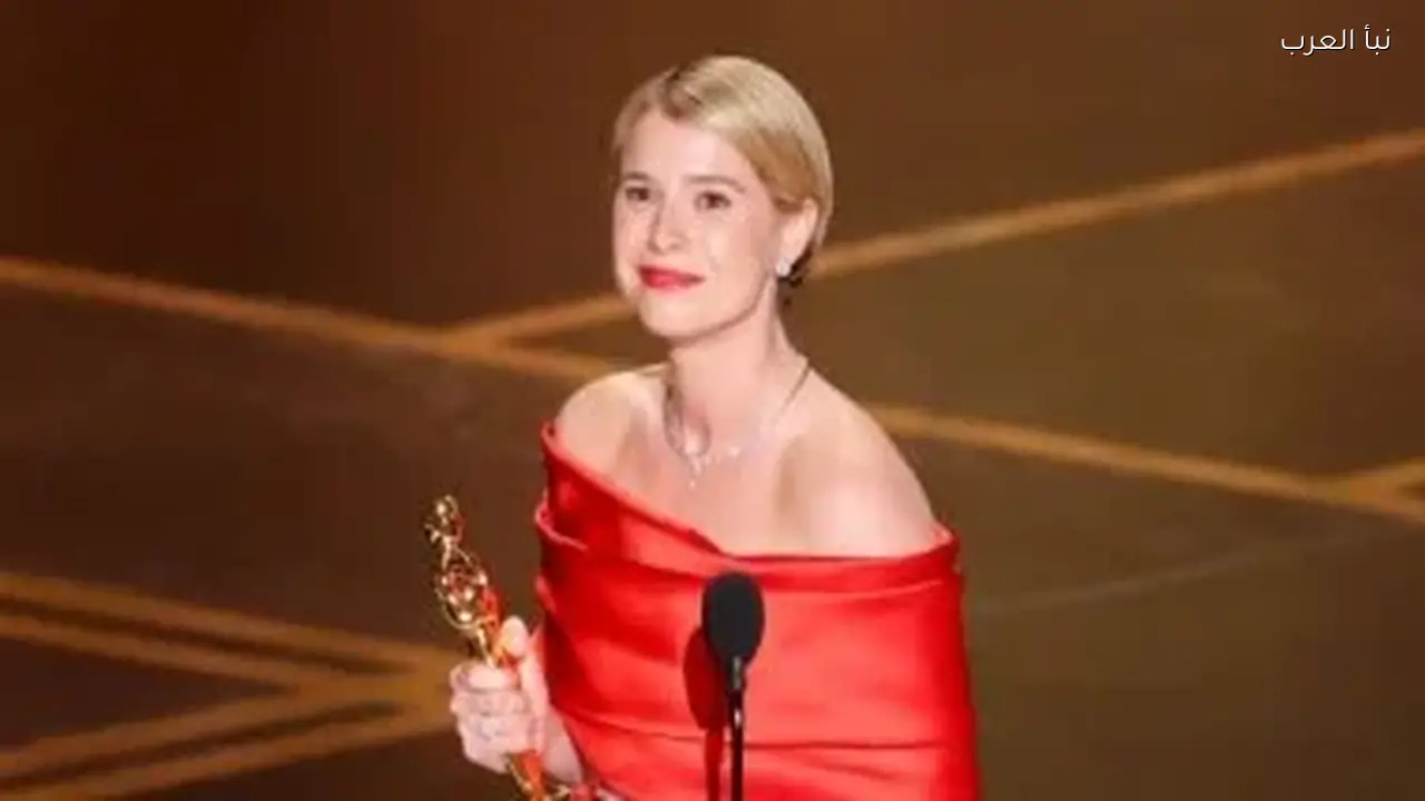 جيسي باكلي تتألق بعد نجاحاتها السينمائية وتكشف عن حجم ثروتها