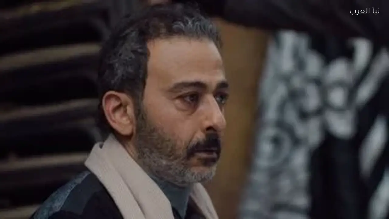 حمزة العيلي وأحمد عزمي في مشهد مؤثر بحكاية نرجس الحلقة 5 بعد وفاة والدتهما