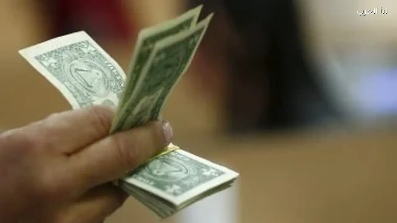 سعر الدولار يتراجع مقابل الجنيه خلال منتصف التعاملات