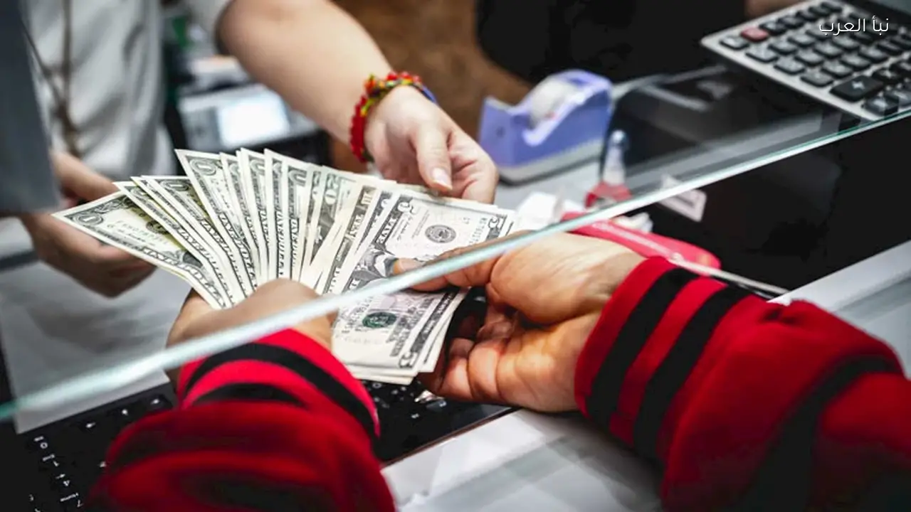 سعر الدولار يرتفع 2.45 جنيه مقابل الجنيه في 10 بنوك اليوم