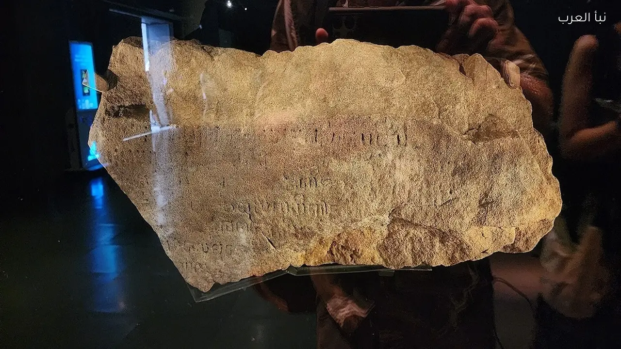 شبكة عصبية تقرأ حجر سنغافورة بعد قرنين من الغموض