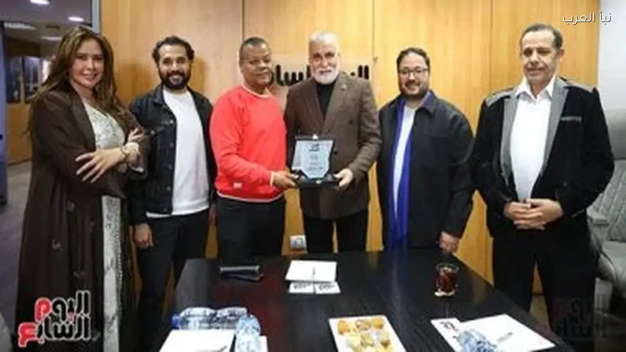 طارق الدسوقي يتلقى تكريمًا خاصًا نبأ العرب وندوة عن نجاح مسلسل علي كلاي