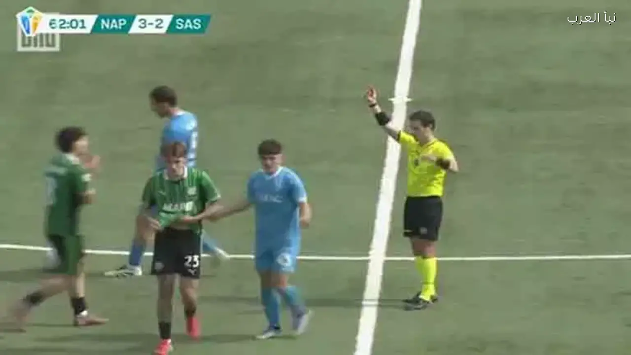 لاعب يعتدي على حكم بعد طرده في مباراة اليوم