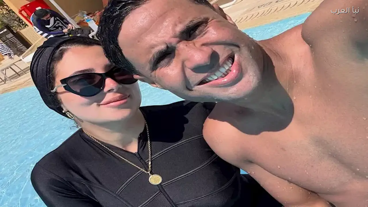 محمد إبراهيم يحتفل بمناسبة خاصة مع زوجته عبر 6 صور جديدة