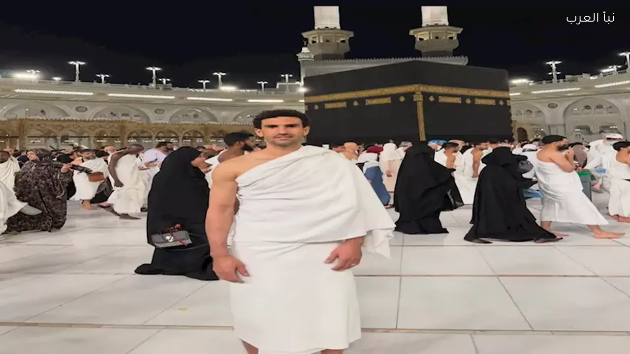 محمد عواد ينشر صور أدائه لمناسك العمرة ويعلق عليها