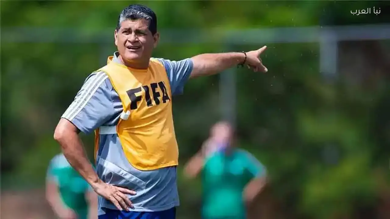 خبير تحكيمي يطالب برحيل أوسكار رويز بعد الأداء الفني