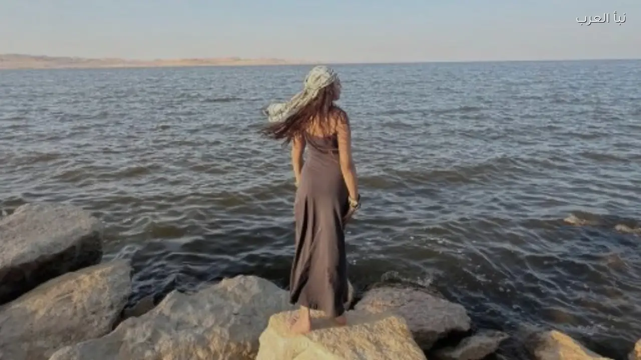 ناهد السباعي تخطف الأنظار بإطلالة صيفية على شاطئ البحر